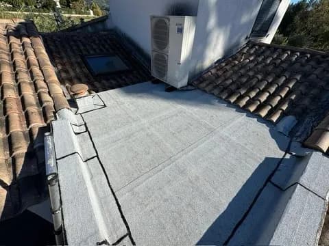 Toiture-terrasse rénovée par EBS en étanchéité monocouche claire (cool roof)