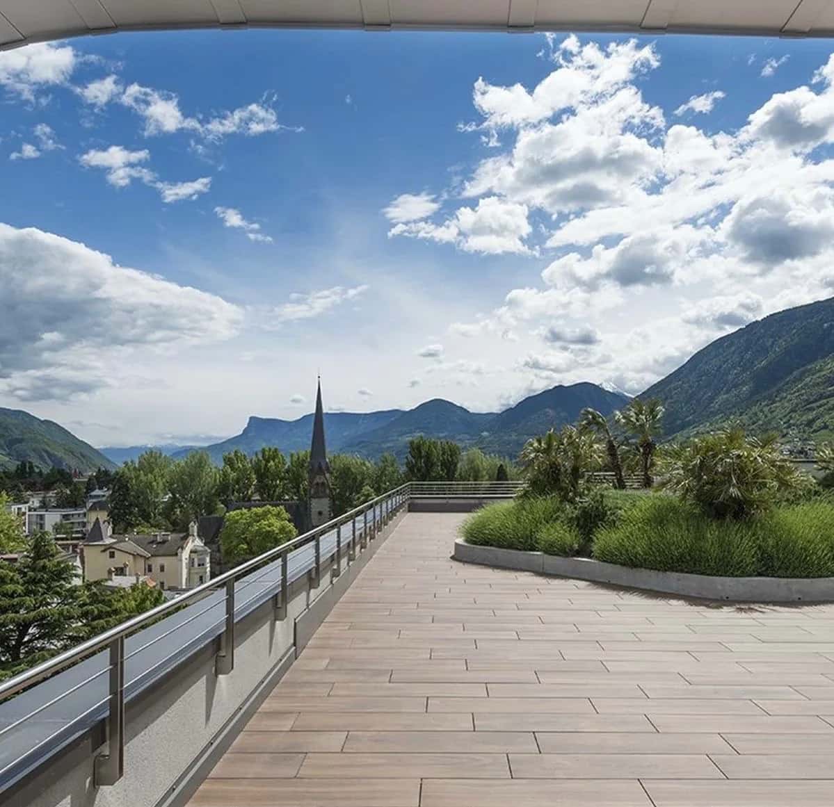 Terrasse accessible carrelée avec garde-corps, type de surface protégée par une étanchéité sous carrelage